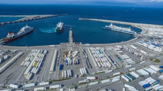 ميناء طنجة المتوسط يستثمر نصف مليار دولار لتوسعة غير مسبوقة في الشحن