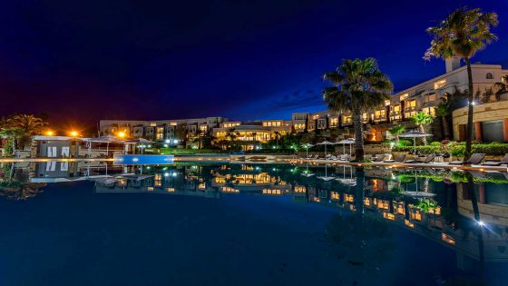 سياح مغاربة وأجانب يشتكون من فوضى الأسعار والنصب في مطاعم مارينا سمير