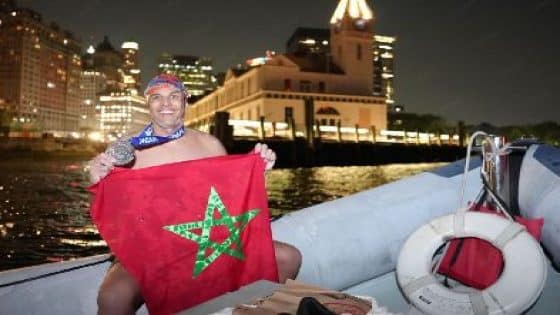 المغربي حسن بركة يقطع 48 كيلومتراً سباحة حول مانهاتن ويرفع العلم الوطني في نيويورك