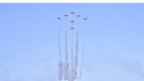 احتفاء بعيد الشباب .. فرقة “المسيرة الخضراء” للطيران الاستعراضي تقدم عرضا مدهشا في سماء المضيق ومرتيل