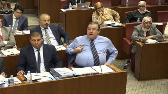 السنتيسي ينتفض في وجه حكومة أخنوش: من يملك جوازا أحمر يبيض أمواله ومن لا يملك سوى هذا الوطن يحترق بانتظار العدالة الاجتماعية