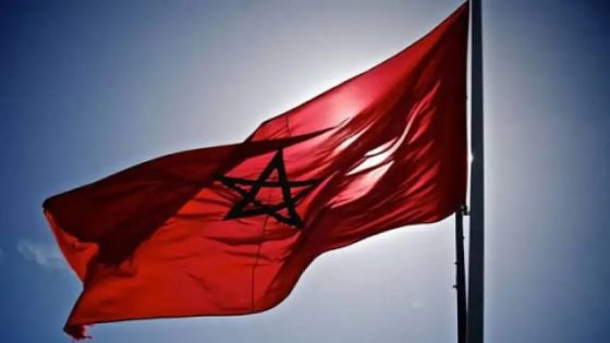 راية المغرب تعانق سماء طنجة بعلو 30 متراً وتخترق المضيق نحو إسبانيا في عرض قوة ورمز سيادة