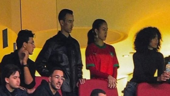 ولي العهد مولاي الحسن يخطف أنظار الإعلام الدولي بتفاعله العفوي في مدرجات “الكان”