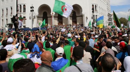 شرطة الجزائر تنتفض ضد متظاهرين رفعوا الأعلام الأمازيغية (فيديو)