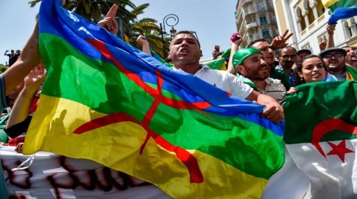 “فتنة” العلم الأمازيغي تهدد بإشعال صراع الهوية بالجزائر