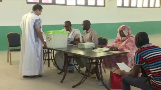 الموريتانيون يقبلون بكثافة على الإدلاء بأصواتهم لاختيار بديل عبد العزيز
