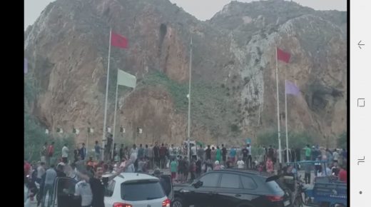 فرحة مغاربة على الحدود بتأهل الجزائر