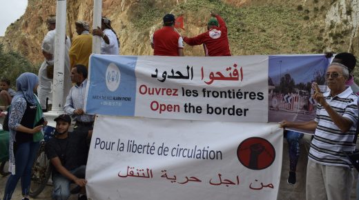 عشرات المغاربة والجزائريين يلتقون عبر مسيرتين عند الشريط الحدودي