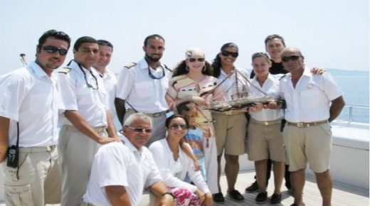 قرينة محمد السادس وولي العهد الأمير الحسن يقضيان العطلة الصيفية في جزيرة سكياثوس اليونانية