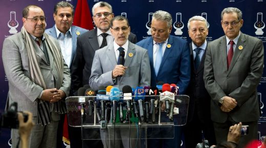 أحزاب الأغلبية والمعارضة تُشهر مطلب تعديل الدستور في وجه القصر المكي