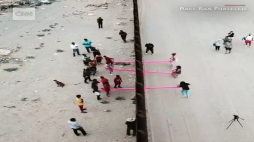 ارجوحة تجمع اطفال امريكا بأطفال المكسيك على الحدود