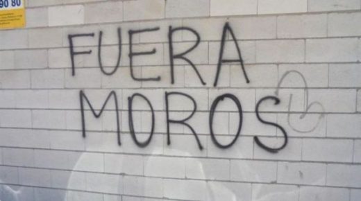 “فليرحل المغاربة”.. عبارات عنصرية ضد المغاربة على جدران البنايات بإسبانيا