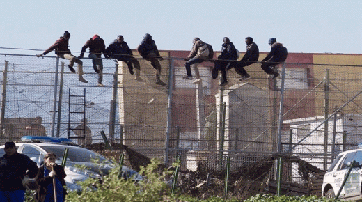 لوقف تدفق المهاجرين…حزب يميني إسباني يقترح بناء جدار عازل حول سبتة و مليلية
