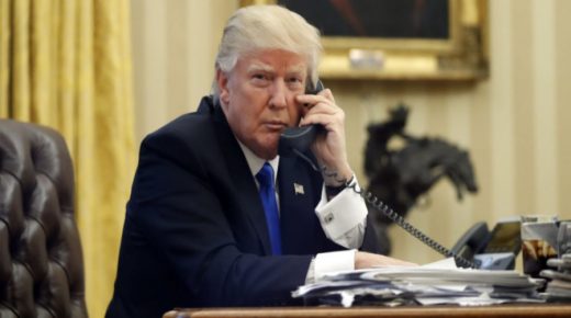 البيت الأبيض يكشف عن نص المكالمة التي تهدد بـ”عزل ترامب”