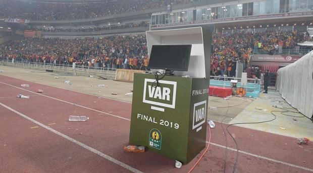 “الفار” يُكلف الجامعة الملكية لكرة القدم 36 مليون سنتيم خلال كل جولة من البطولة الإحترافية!