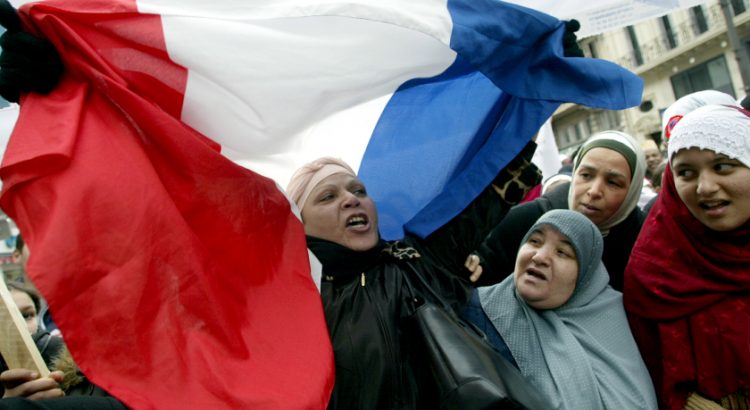 البرلمان الفرنسي يحظر على الأمهات ارتداء الحجاب أثناء مرافقة أبنائهن في الرحلات المدرسية