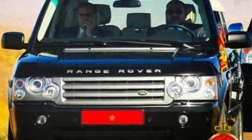بعد قضائه فترة نقاهة.. الملك محمد السادس يقود سيارة “رانج روفر” في الطريق السيار بين الدارالبيضاء والرباط