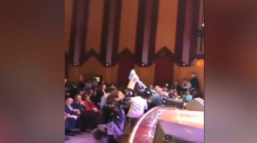 بالفيديو: إتحادية تُهاجم لشكر خلال حفل “المصالحة” وتقذفه بكومة أوراق
