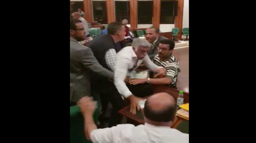 بالفيديو: ملاكمات وتراشق بقنينات المياه في مجلس الرباط