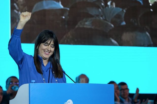 “بدلتيوني غيرتويني حولتيوني”.. كاتبة الدولة سابقا في قلب موجة سخرية على “الفايسبوك”