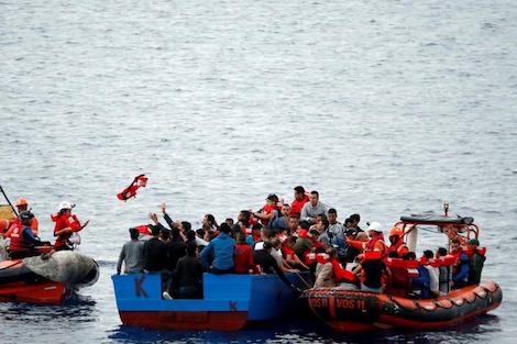 مهربون مغاربة ينقذون عناصر أمن اسبان من الغرق بعد مطاردة انتهت باصطدام قاربيهما