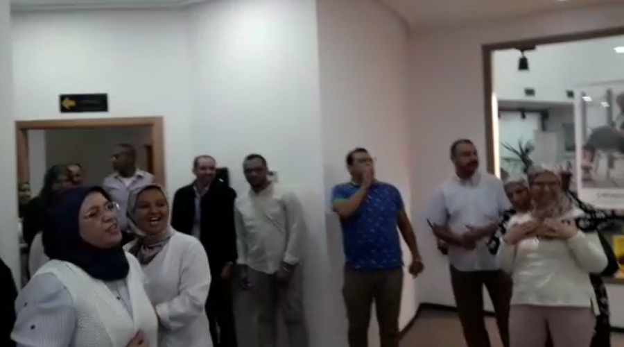 بالفيديو: فرحة عارمة بالزغاريد والصلاة على النبي في “تعاضدية الموظفين” بعد إقالة طاغية من الطغاة الكبار في مؤسسات الدولة