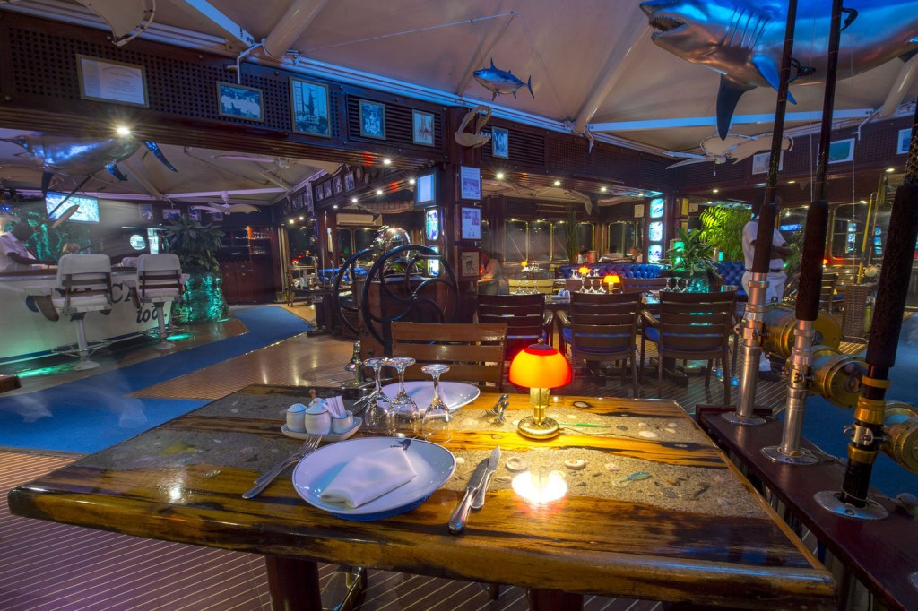 الملياردير عثمان بنجلون يتناول الغداء على طاولة محمد السادس في داكار