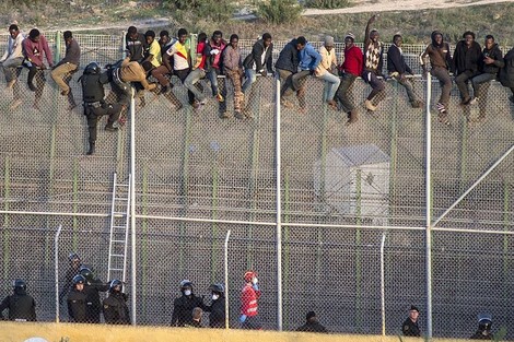 المغرب ينهي تشييد سياجه تمهيدا لإزالة إسبانيا سياجها من سبتة