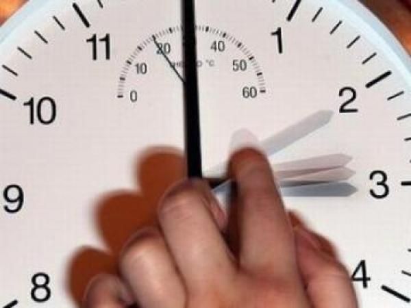 نقصان ساعة على الهواتف الذكية يربك المغاربة ويرددون “شحال الساعة”