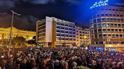 “الواتساب” يشعل أكبر ثورة شعبية في وجه الحكومة يشهدها لبنان