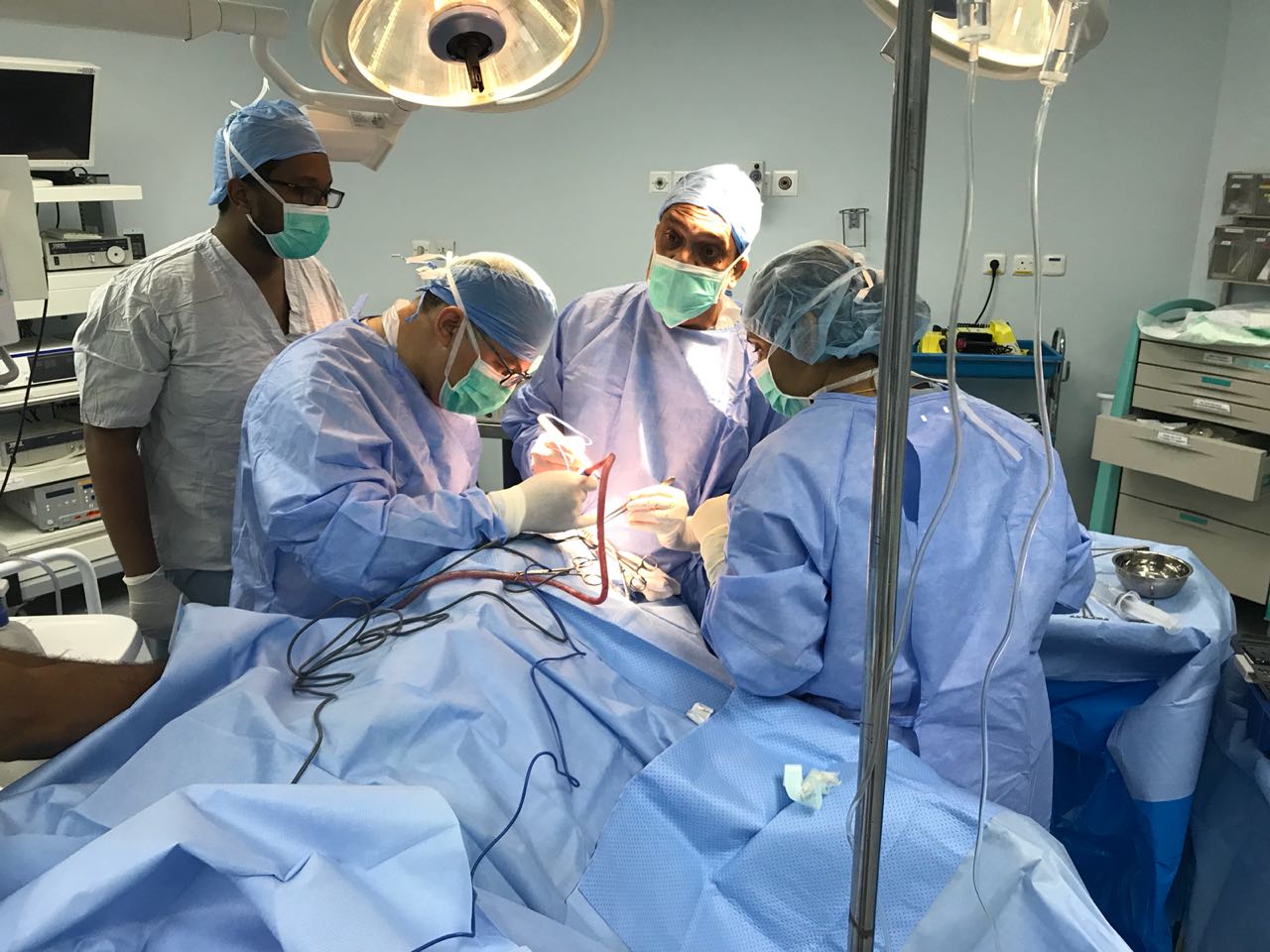 تفاصيل تواطؤ عامل في وزارة الداخلية مع أخ وزير سابق لتعريض أرواح المرضى للخطر والقيام بعمليات قيسرية خارج القانون