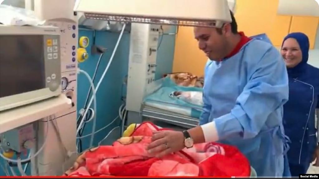 اتخذت من رضيع مادة للسخرية.. “يوتيوبر” تثير غضباً واسعاً بالمغرب!