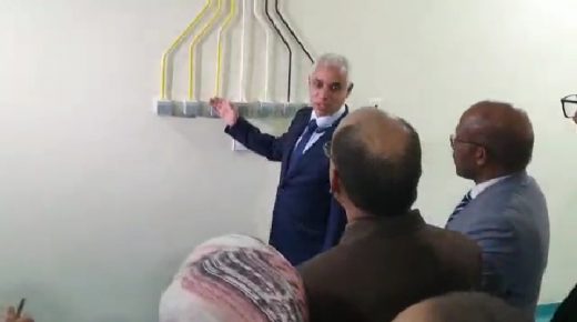 وزير الصحة يُوبخ مسؤولي الوزارة فْإقليم الراشدية ويُلقنهم دروسا في التجهيزات الطبية وْعصرهم مزيان وْفْلاَ معاهم الشادة والفادة حتى من الطواليطات ديال الصبيطار الإقليمي قلبهم