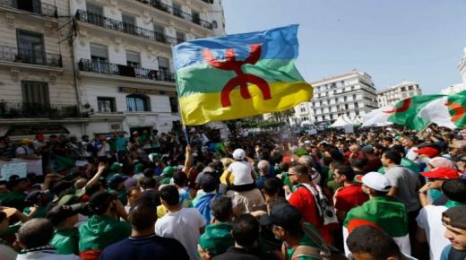 السجن لمدة عام بحق 21 شخصا بتهمة رفع الراية الأمازيغية بالجزائر