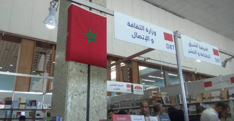 شكون باغي يشوٌه صورة المغرب فْالجزائر ويكرٌس صورة المخدرات في ذهن المواطن الجزائري؟.. المغرب يُشارك بوزارة غير موجودة نهائياً في المعرض الدولي للكتاب بالجزائر.. و”في بلاد الكيف” يستقبل زوار الجناح المغربي بْحالا البلاد مافيهاش المفكرين والمثقفين