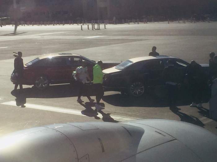 الإخوة أبوزعيتر صحابْ محمد السادس طغاوْ فالبلادْ وْماشي بيهم غادي نقضيوْ على الإنفصال فالصحراء!.. شكون هوما فمُلك الله لي يتسناوهم مسؤولين كبار وصحفيين حتى يفيقو من النعاس عاد تقلع الطيارة من مطار مراكش ودخلاتهُم سيارة ملكِية حتى لباب الطيارة وْساكْ بهُم والي جهة العيون فسيارة ديال الدولة وحكَر على الوزير عبيابة ومسؤولين رسميين وكلشي خايف منهم