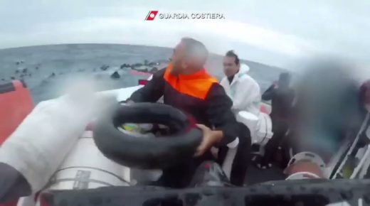 بالفيديو: تفاصيل لحظة إنقاذ طفلتين مغربيتين بعد غرق أمهما إثر إنقلاب قارب مهاجرين قادم من ليبيا قرب السواحل الإيطالية