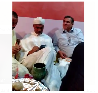 بالفيديو: أطفال الأطلس يموتون جوعاً وبرداً وأخنوش كيضربْ “المْشوي” ويرقص على إيقاعات أحيدوس