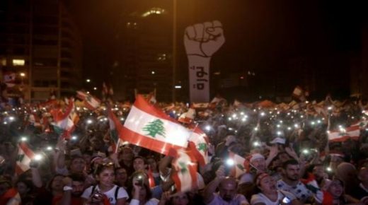 سقوط أول قتيل في الثورة اللبنانية.. ومحتجون غاضبون يغلقون الطرق الرئيسية احتجاجا على تصريحات عون