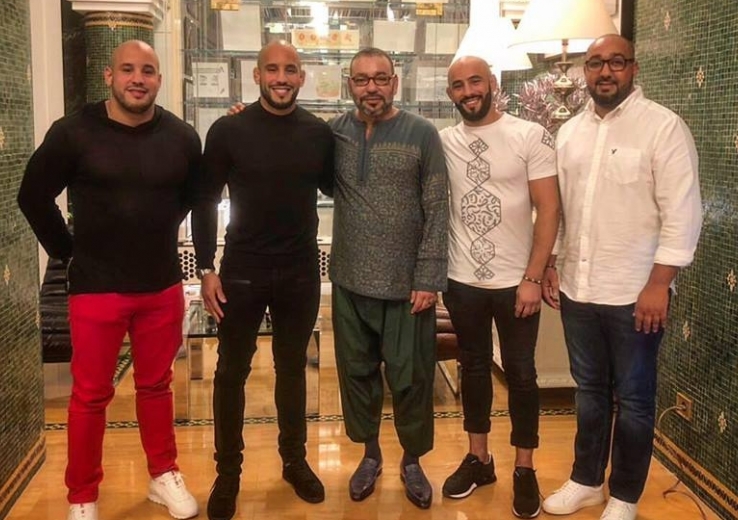 شكون هاد الإخوة أبوزعيتر فمُلك الله لي تسلطو على الملك والشعب!.. عطاوهم إقامة فاخرة جدا فطريق زعير حْدا الإقامة السابقة ديال الهمة ورئيس البرلمان ودايرين ليهم حراسة ديال عناصر الحرس الملكي ومستخدمين من القصر وكلشي كيخاف منهم دايرين فيها صعصع فالبلاد