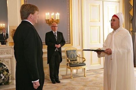 دبلوماسية بوريطة غاديا بالبلاد للهاوية!.. السفير المغربي بهولندا يرفض لقاء وزيرة العدل الهولندية لمناقشة إعادة المغاربة اللذين رٌفِضَت طلبات لجوؤهم