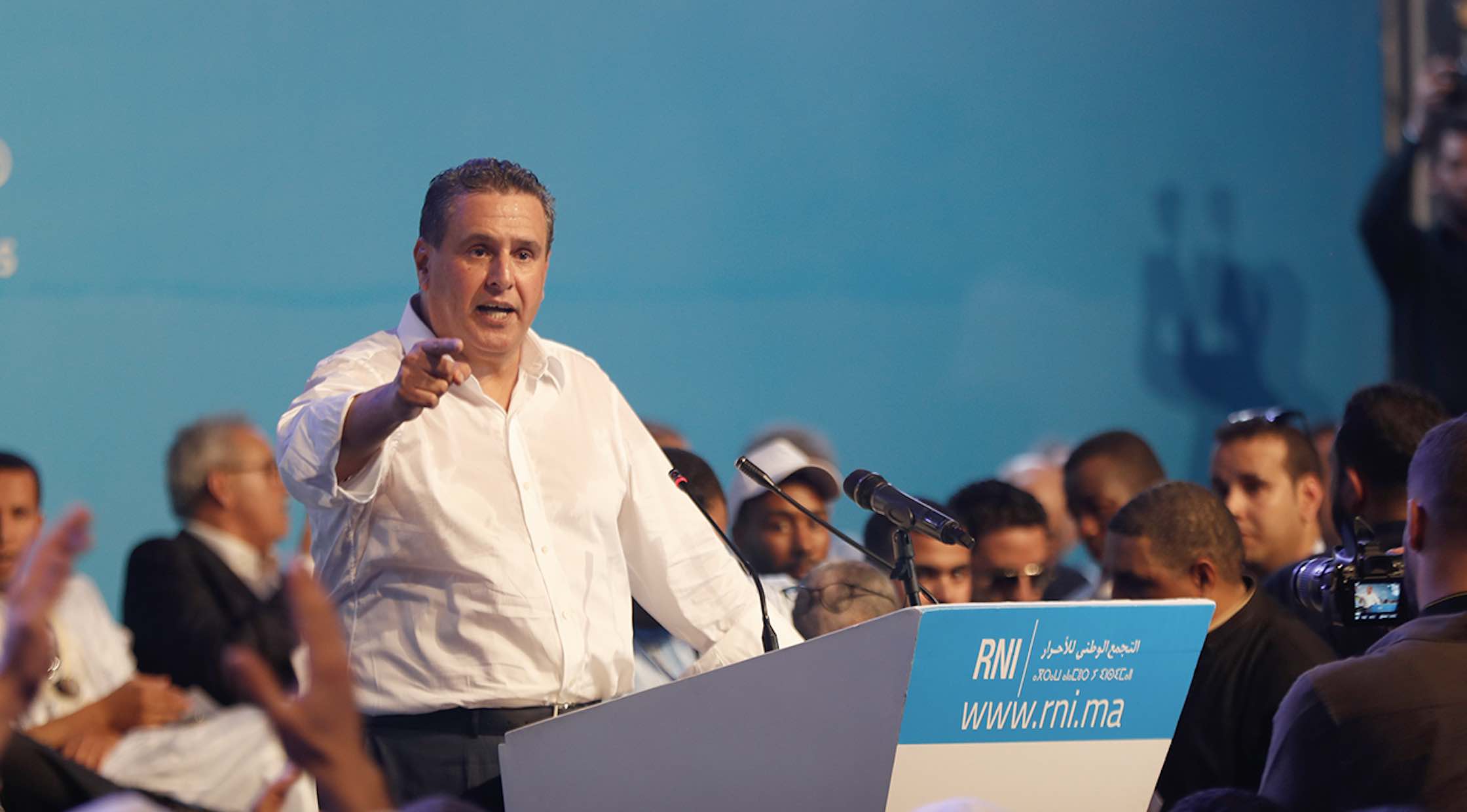 حزب أخنوش مع القانون 22.20 ضدٌ المغاربة!.. يرفض الإدلاء بموقف واضح من مشروع قانون “تكميم الأفواه” ويطالب العثماني بإخراج مشروع القانون للاطلاع عليه كأن الوزراء الحاضرين في مجلس الحكومة اللذين صادقوا على المشروع لم يطلعوا عليه وهي مصيبة أو أنهم صادقو عليه بصفتهم الشخصية وليس الحزبية كرئيس الحزب ومنتمين إليه و هي مصبتين