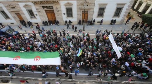 الدفاع الجزائرية: توقيف “إرهابي” خطط لتنفيذ عملية انتحارية وسط مظاهرات الحراك