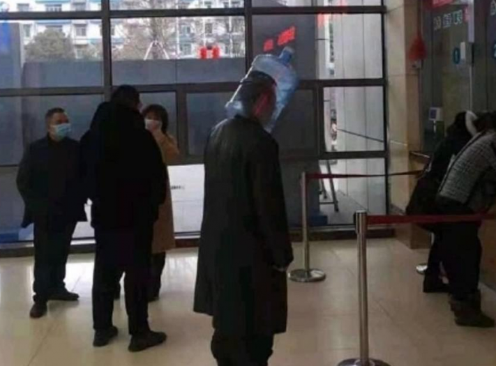 بعد نفاذ الكمامات الطبية.. حمالات الصدر وقشور البطيخ لمواجهة خطر “كورونا” في الصين!! (صور)