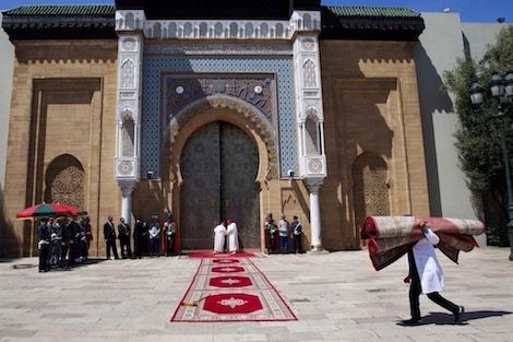 بعد سجن المتورطين في سرقة ساعات الملك.. معاقبة البوابين المسؤولين عن البوابة المخصصة لدخول محمد السادس إلى القصر الملكي ومنع مسؤول أمني كبير من الولوج عبر الباب الملكي