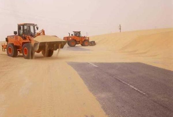 انقطاع الطريق بين العيون وطرفاية بسبب زحف الكثبان الرملية