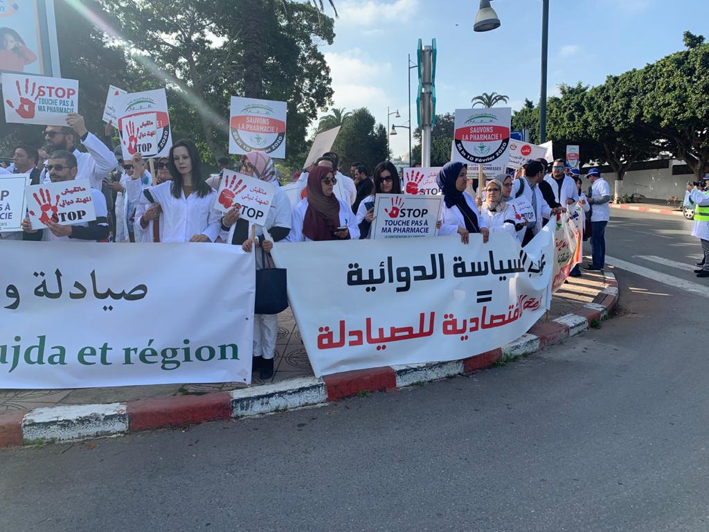 الصيادلة ينفضون من حول الحبابي و”مافيا الأدوية” تتكلف بمصاريف تنقل ومأكل مستخدمي الصيدليات للإحتجاج أمام وزارة الصحة وتمنحهم مكافآت مالية