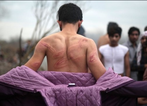 بعد ظهور صور لهم شبه عراة.. حقوقيون يراسلون الحكومة المغربية لانتشال مهاجرين مغاربة من جحيم الحدود اليونانية التركية