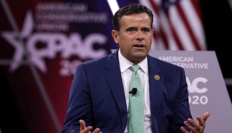 ترامب يعين حليفا مثيرا للجدل رئيسا لأجهزة الاستخبارات