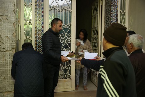 Les agents et auxiliaires de l'autorité de Fès procèdent à la distribution des attestations exceptionnelles de circulation, et ce dans le cadre de "l'état d'urgence sanitaire" et la restriction de la circulation déclarée. 20032020 - Fès.